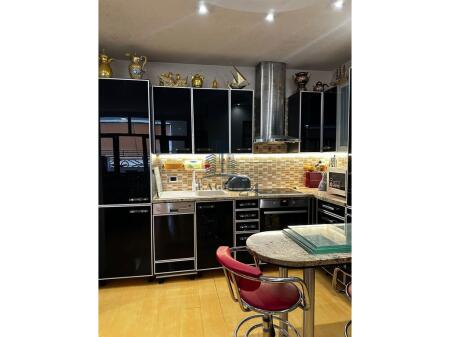 Appartamento 3+1+2 nel Centro di Tirana – Comfort, Qualità e Posizione Ideale!