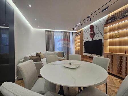 Apartament me qira, Astir