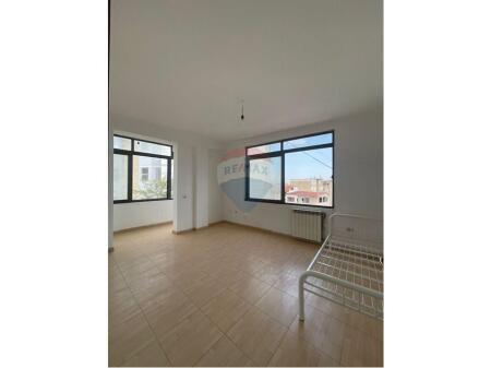 CASA PRIVATA IN AFFITTO PER ATTIVITÀ COMMERCIALE, STRADA DI ELBASAN!