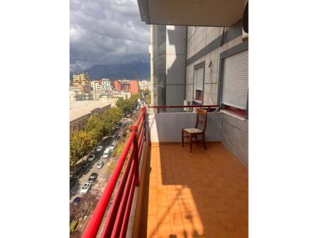 Apartment of typology 2+1 with 2 bathrooms for rent, located in the area of Rruga e Kavajës in Tirana.