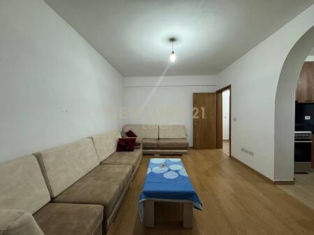 Appartamento comodo 1+1 in affitto, situato vicino alla Scuola Unita, in una zona tranquilla e accessibile.