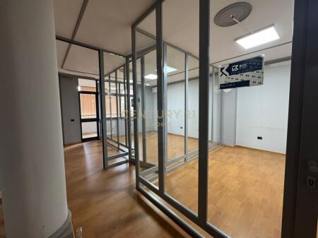 AFFITTIAMO AMBIENTE PER UFFICI