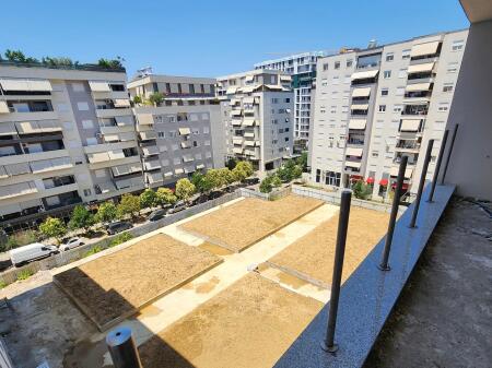 SHITET :✅️ ULTRA 🏘 Apartament  2+1+2wc & 2 Ballkone + Garderobë (📍Kompleksi Kika 3 ) 💫 - Komuna Parisit 120 m² Çmimi 330K. 🧭`