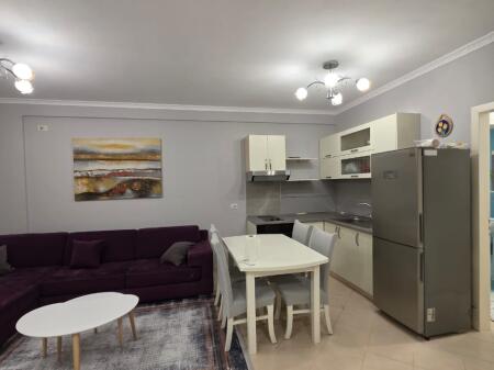 🏡 Jap me qira apartament 2+1 + 2 Ballkone Pallat i ri me ashensore 🛏️ Mobilim i plotë 🛋️ Sallon 🍽️ Guzhina e gatimit 🛌 2 Dhoma gjumi 🚿 Tualet 👁️2 Ballokone ❄️ Sistem kondicionimi 📐 Sipërfaqja 93m2 🚫 Pa kafshë shtëpie 👨‍👩‍👧‍👦 Vetëm për familjarë 📅 Qiraja afatgjatë 💶 50.000/muaj 🔒 1 qira + 1 garanci  RRUGA 3 DESHMORËT, YZBERISHT, 
