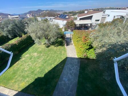 Two-storey villa for rent in Long Hill