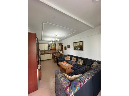 Shitet Apartament 1+1, Komuna e Parisit