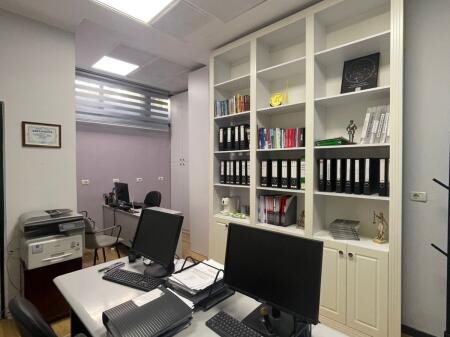 🏢 Office Space for Rent  📍 Address: Gjergj Fishta Boulevard, Former Exhibition 🏢 Floor: 2 (with elevator, above businesses) 📐 Area: 30 m²  Ideal for: ✔ Offices  ✔ Consulting ✔ Various business services  💰 Price: 30,000 Lek/month (new)