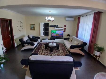 Nella zona di Rr.Siri Kodra, dopo la Residenza Siri, si affitta il secondo piano di una villa 2+1, arredata 55.000 Leke