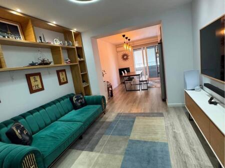 Jepet me qera apartament i tipologjise 2+1, me dy ballkone ne nje nga zonat me te preferuara te Tiranes, ne Bllok, rruga ''Vaso Pasha'', ne vleren 110,000 leke ne muaj. Apartamenti ndodhet neBllok