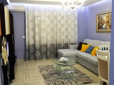 Rruga Ferit Xhajko,prane Ish Restorant Durresit ,jepet me qera apartament 1+1+garazhd,i mobiluar.  600 €