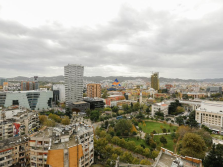 AFFITTASI UFFICIO 3+1+2 BALCONI 157M2 "CENTRO" 2000 EURO.