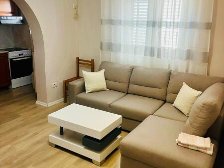 🏢Qyteti Studenti,prane Shkolles 9 -vjecare Bashkim Fino, jepet me qera kati i I-re i nje shtepie private1+1,i mobiluar.500€