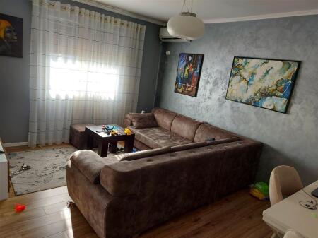 Rr. Kongresi i Manastirit,perballe Urgjences se Pediatrise jepet me qera apartament 2+1,i mobiluar.50,000Leke