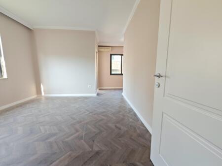 Tek Medreseja Jepet Apartament 2+1 Per Qira