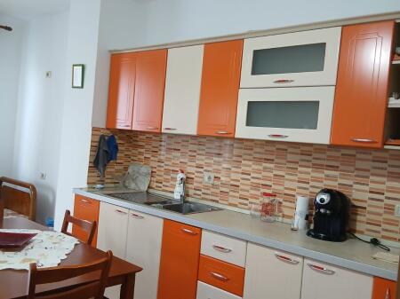 Shitet Apartament ne plazh