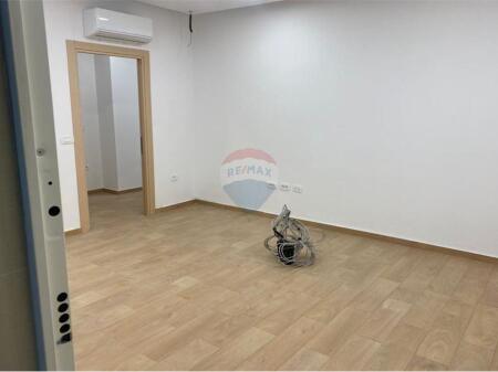 Shitet Apartament 3+1 +2+ post parkimi – Laprake