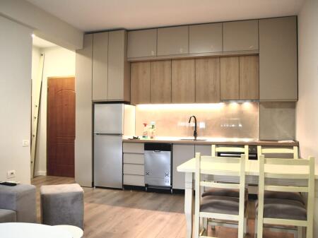 🏢Ne zonen e Vasil Shantos,prane Drejtorise se Kesh-it , jepet me qera apartament1+1, i mobiluar.65,000Leke