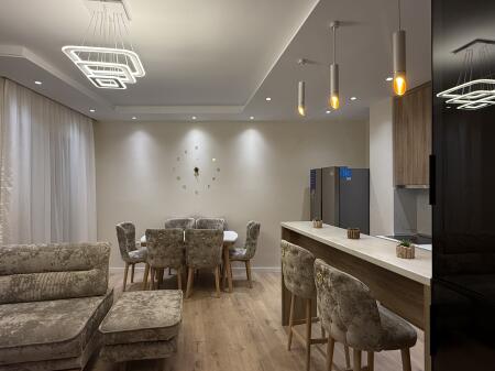 In affitto 800€ Appartamento 2+1 +2 bagni, 2 balconi, 1 deposito + 1 posto auto, Lago secco vicino all'hotel Radisson, Tirana