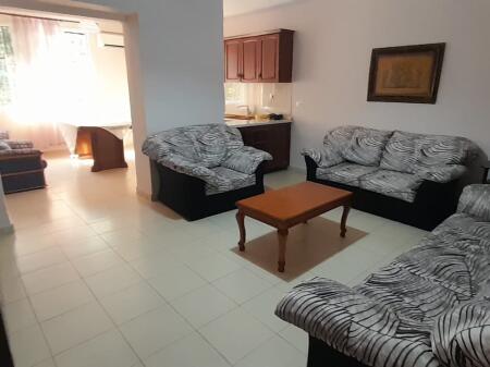 Ne zonen e Varrit Bamit,Rr.Zihni Sako jepet me qera apartament 2+1,i mobiluar 50,000Leke