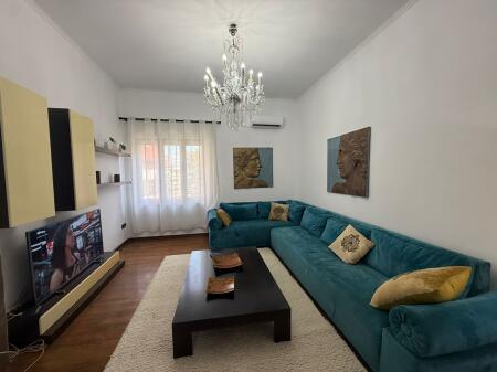 Apartament 2+1+2 per qira ne qender me pamje nga sheshi