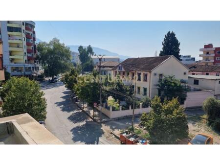 Jepet me qira apartament 4+1 për banim, në Kinostudio – Tiranë