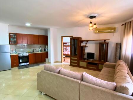 Tek Rruga E Barrikadave Jepet Me Qira Apartament 2+1 I Mobiluar!