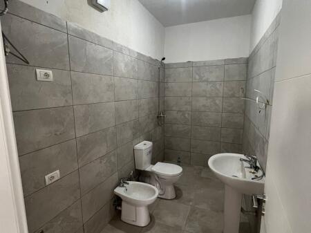 Jepet me qera Partament 2+1 Ne Xhamllik