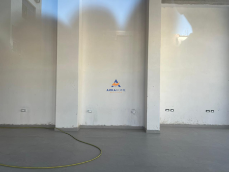 AFFITTASI ATTIVITÀ COMMERCIALE 135M2 "PAZARI I RI" 1350 EURO.