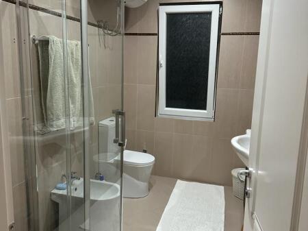 Shitet apartament 3+1 me 2 poste parkimi prane Qsut