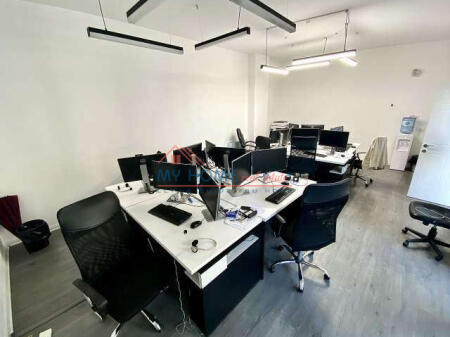 Ufficio in affitto presso il Complesso Square 21 a Tirana