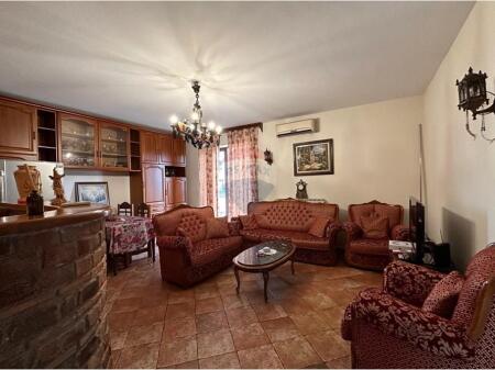 Jepet me qira Apartament 2+1+2 tualete+ Verande