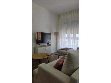 APARTAMENT 1+1 ME QIRA, PRANE SHKOLLES SE KUQE 700 € /Muaj
