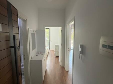 Jepet me qera Apartament 1+1 tek Varri i Bamit