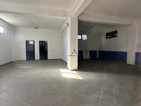 JEPET ME QERA GODINE 2-KATESHE 220M2 "LAPRAKË, PRANE UNAZES SE RE" 700 EURO.