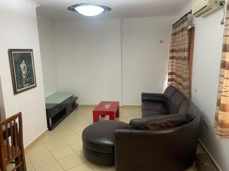 🏢Tek “Shkolla e Bashkuar”,Rr. e Dibres jepet me qera apartament2+1,i mobiluar.45,000Leke
