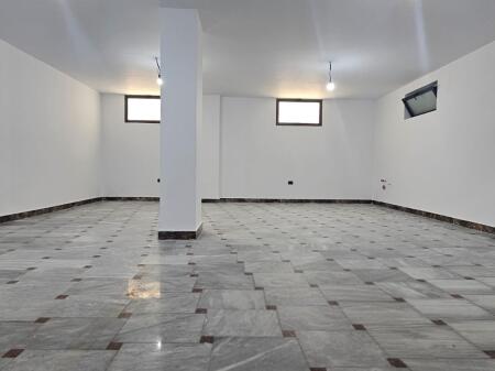 Premises for rent in the heart of the block