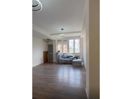 Shitet, Apartament 1+1, Rruga Arkitekt Sinani, Xhamllik, Tirane. 105,000 €