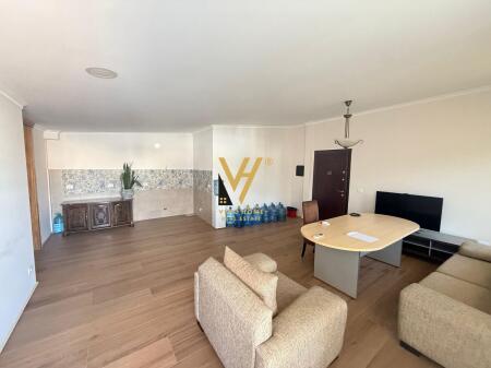 JEPET ZYRE 100 M2 ME QERA TE KOMUNA E PARISIT 900 EURO