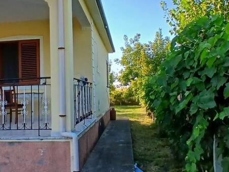 Shtepi private dhe toke në shitje Lezhë