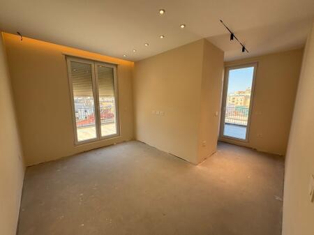 🚪Vendesi in vendita Appartamento 2+1+2+ Veranda  📍Indirizzo : Ali Demi Scuola "1 maggio" 💶 Prezzo di vendita 315.000€