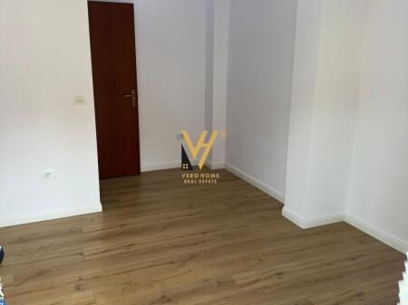 JEPET AMBIENT 18 M2 ME QIRA TE KOMUNA E PARISIT 25.000 LEKE