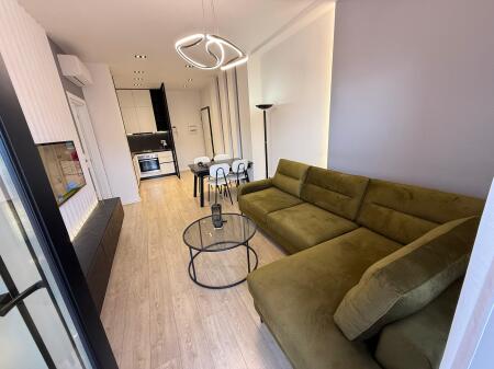 📢 Qira – Apartament 1+1 📍 21 Dhjetori, Garden Building – Kati 15 (me 2 ashensorë) 🏢 1 dhomë gjumi + 1 dhomë ndenje 💶 900 €/muaj