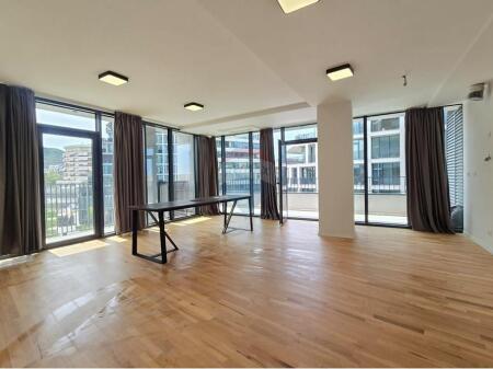 Zyre plus parkim per qira te Lake View !