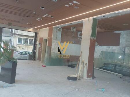 SHOP FOR RENT 230 M2 IN THE BUILDING WITH ARROW 1,700 EURO