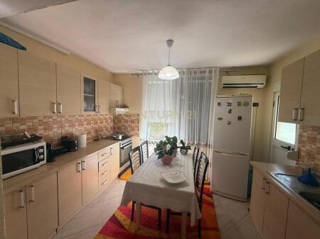 Shitet Apartament 3+1 me Ballkon – Zona e Oxhakut, Tiranë