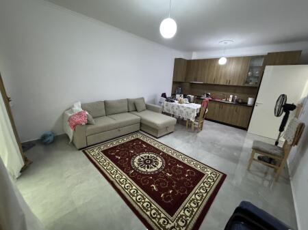 📢 Apartament me qira në Yzberisht  	•	🏠 Tipi: 1+1 	•	📍 Zona: Yzberisht prane Big market 	•	🏢 Kati: 4 (pallat i ri me ashensor) 	•	🛋️ Gjendja: I sapomobiluar 	•	💶 Çmimi: 450€ / muaj 