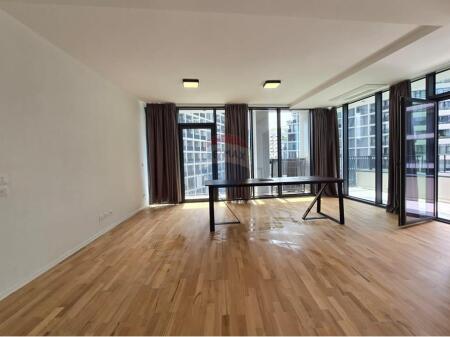 Zyre plus parkim per qira te Lake View !