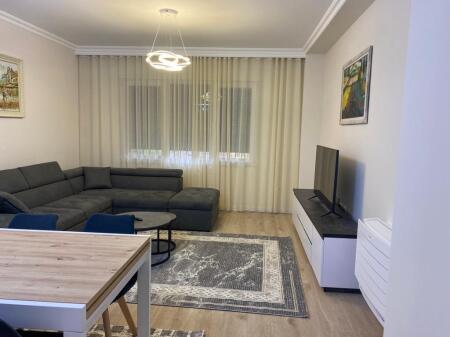 🏙️ Apartament modern 2+1 për qira – Pazari i Ri 🏙️ 📍 Lokacion perfekt, ngjitur me Supermarketin SPAR 💶 Çmimi: 1300€/muaj
