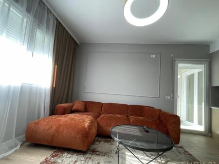 Apartament 1+1 me post parkimi për qira tek Pazari i Ri!
