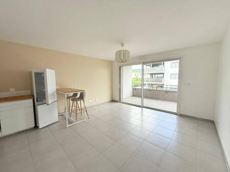 Apartament/Papafingo Me Qera 4+1+3 Tek Liqeni i Thate (ID B230148) Tirane